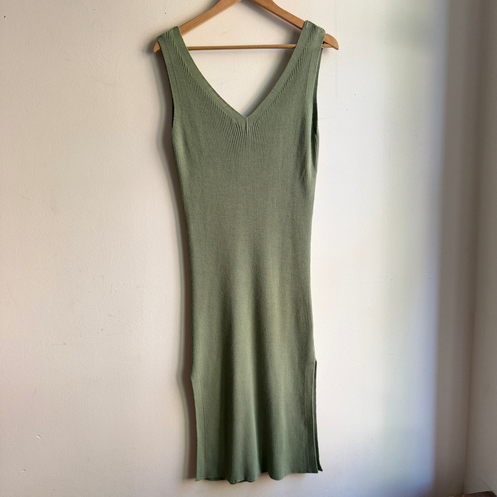 Bolongaro Trevor Sage Green Midi Dress Ribbed Knit V-Neck‎ Medium